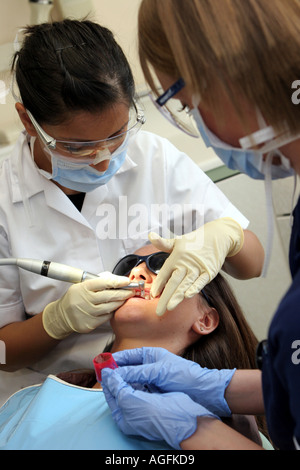 Un intervento di chirurgia dentale dentista infermiere e paziente è trapanato Foto Stock