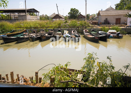Barche su un canale nel delta del Danubio città di Vylkove / Ucraina Foto Stock