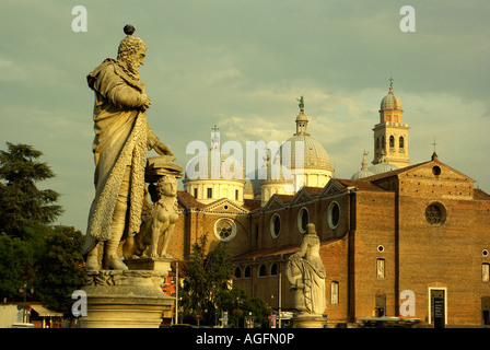 In Prato della Valle, Padova Italia statua del filosofo davanti alla Basilica di Santa Giustina (S Giustina) Foto Stock