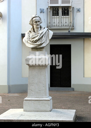 Busto di Vittorio Alfieri poeta locale e di tragedia autore in Asti Piemonte Italia settentrionale Foto Stock