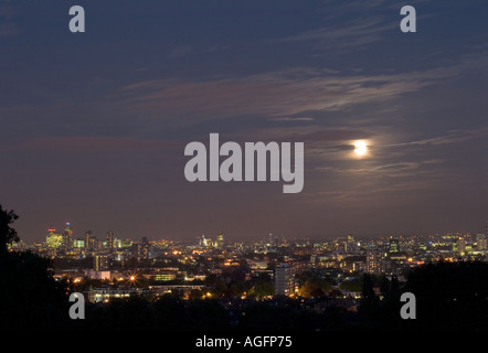 Londra Cityscape visto di notte dalla Collina del Parlamento. Hampstead Heath a Londra, Inghilterra Foto Stock