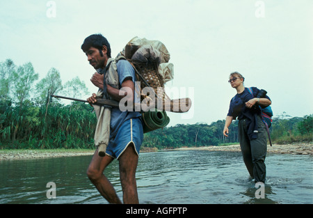 Bolivia Reyes e turistico trekking guida attraversando il fiume di beni Foto Stock