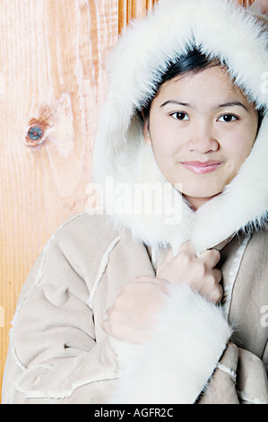 Giovane donna Cappotto di contenimento cappa di calore Foto Stock