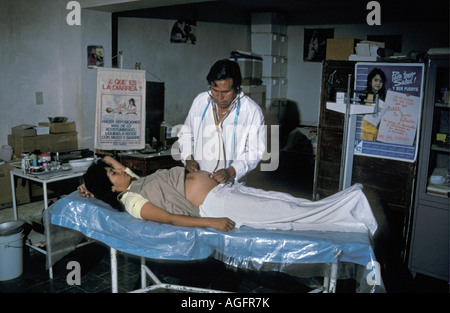 Bolivia Cochabamba controllo medico donna in stato di gravidanza Foto Stock
