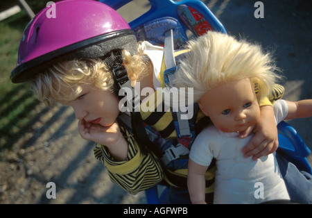 La ragazza con il casco e la bambola in armi, Austria, Traun Foto Stock
