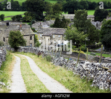 Il sentiero che conduce alla pietra locale costruito cottages a Starbotton Village, Wharfedale, Yorkshire Dales, REGNO UNITO Foto Stock