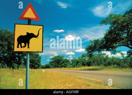 Cartello stradale, avvertimento per attraversamento di elefanti, Sud Africa Foto Stock