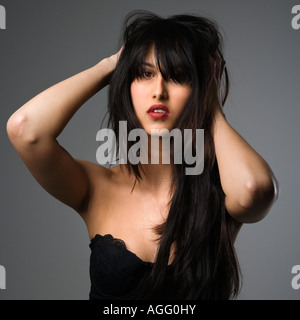Ritratto di piuttosto giovane donna con lunghi capelli neri Foto Stock