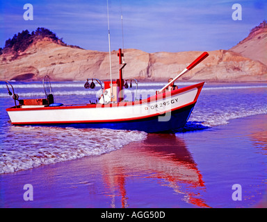 Cape Kiwanda su Oregon Coast dove un pesca dory è stata spiaggiata sugli slick spiaggia sabbiosa Foto Stock