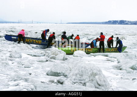 Canoa ice racing su congelata di St Lawrence River, Quebec City in Canada Foto Stock