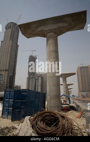 Collegamento ferroviario di metro overground porzione sotto sito in costruzione lungo Shaikh Zayed Road Dubai EMIRATI ARABI UNITI medio oriente Foto Stock
