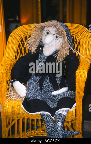 Panno di Halloween strega in un negozio porta a Banff, British Columbia Foto Stock