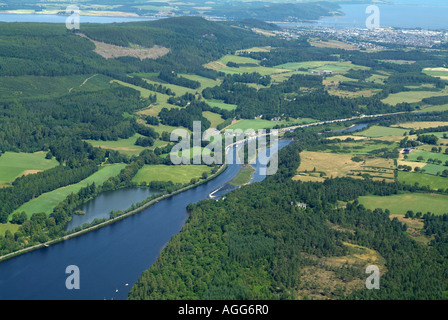 Guardando a Nord nella parte superiore di Loch Ness, che mostra l'estremità settentrionale del Caledonian Canal e fiume Ness, nel nord della Scozia, 2006 Foto Stock