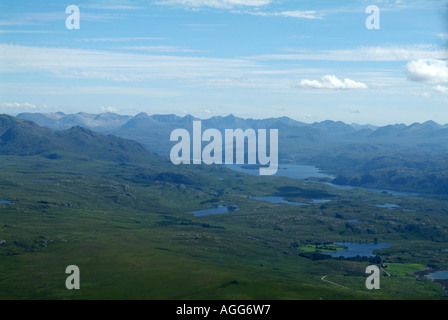 Torridon montagne e Loch Maree, Wester Ross, Highlands scozzesi, ripresa dall'aria, estate 2006 Foto Stock