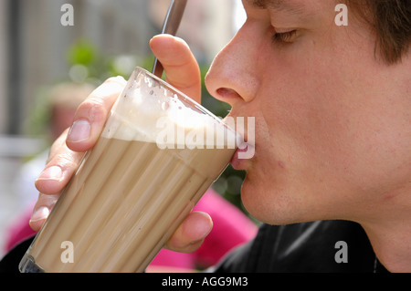 Café au lait (Caffellatte), caffè con latte scremato Foto Stock