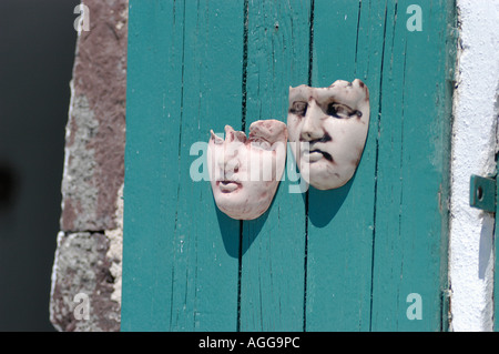 Maschere artistiche appeso alla parete in un negozio di souvenir, villaggio di Oia - Santorini Island, Grecia Foto Stock