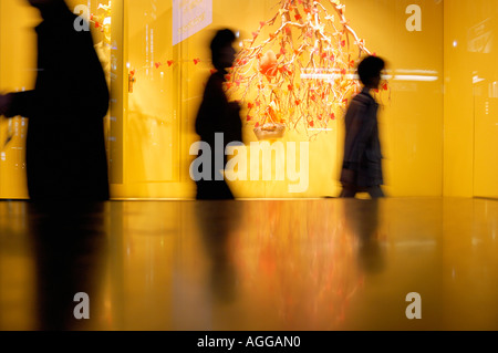 Pedoni passando un esclusivo store Ginza, Tokyo, Giappone Foto Stock