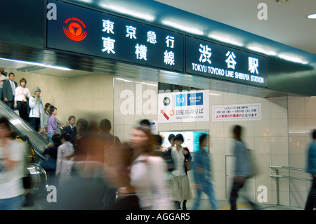 Ora di punta alla stazione della metropolitana di Tokyo, Giappone Foto Stock