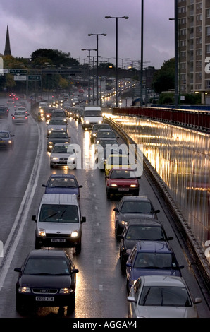 Il traffico delle ore di punta il traffico di lasciare Birmingham su un umido serata autunnale Foto Stock