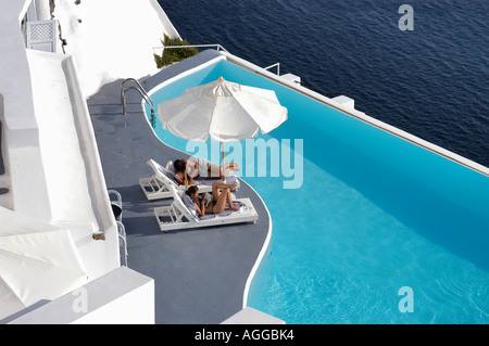 Hotel di lusso con piscina a sfioro e vista oceano, villaggio di Oia - Santorini Island, Grecia Foto Stock