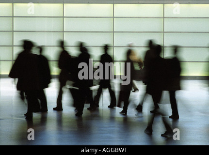 Sagome di persone a piedi Foto Stock