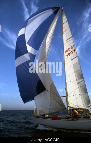 Barca a vela spinnaker e cielo blu Foto Stock