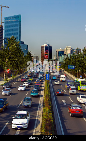 Pechino CINA, strade trafficate beijing Highway, Street Scene, '3rd Ring Road', 'Dongsanhuan Beilu' Looking North Car pendoling Drive, asia cina cinese Foto Stock