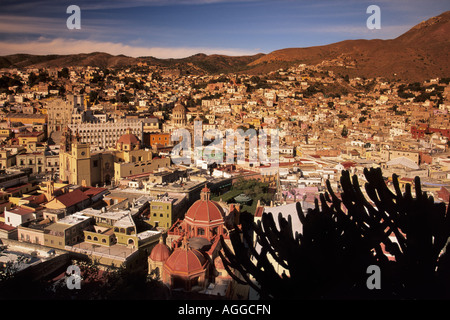Vista di Guanajuato dalla collina di San Miguel, la chiesa di San Diego in primo piano, Guanajuato, Messico Foto Stock