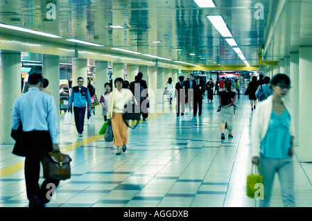 Pendolari su una trafficata Stazione della metropolitana di Tokyo, Giappone Foto Stock