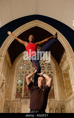 Acrobati al circo Circomedia scuola di formazione basato in St Pauls Chiesa, Portland Square, St Pauls, Bristol, Inghilterra, Regno Unito Foto Stock