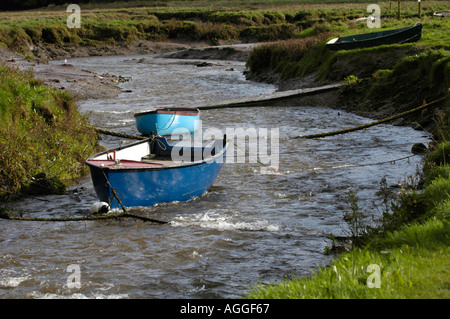 Fangoso fiume di marea con barche ormeggiate in Laugharne Carmarthenshire West Wales UK Foto Stock