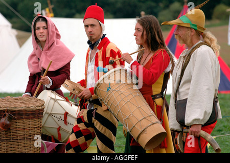 I musicisti del Plantagenet società medievale di ricreare la vita nel XIV secolo in un display a Goodrich Castle England Regno Unito Foto Stock