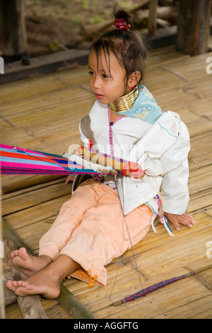 Bambino indossando gli anelli dei collari..Lahu Shi Balah Hill tribù della Thailandia - Thai hilltribe- Karen lungo il collo Thaton, Ecotourisim villaggio in Chiang Mai, Asia Foto Stock