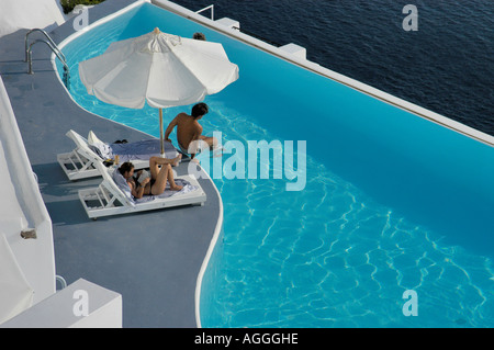 Hotel di lusso con piscina a sfioro e vista oceano, villaggio di Oia - Santorini Island, Grecia Foto Stock