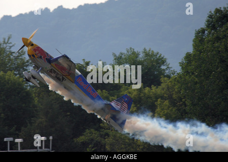 Red Bull stunt piano a NJ festival di mongolfiere Foto Stock