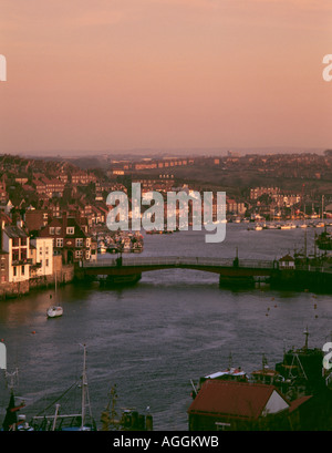 La vista sul porto e ponte girevole su fiume Esk, Whitby, North Yorkshire, Inghilterra, Regno Unito Foto Stock