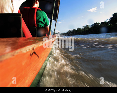 Tipica imbarcazione di legno sul fiume Napo in Amazzonia ecuadoriana foresta pluviale Foto Stock