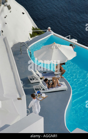 Hotel di lusso con piscina a sfioro e vista oceano, villaggio di Oia - Santorini Island, Grecia Foto Stock