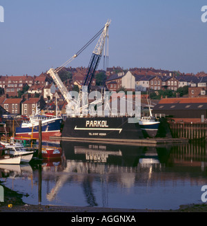 Pontile galleggiante con grandi mobile gru idrauliche sul Quayside oltre, Whitby, North Yorkshire, Inghilterra, Regno Unito. Foto Stock