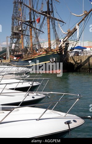 HMS Bounty ormeggiate vicino moderne imbarcazioni di potenza a Southampton Boat Show Foto Stock