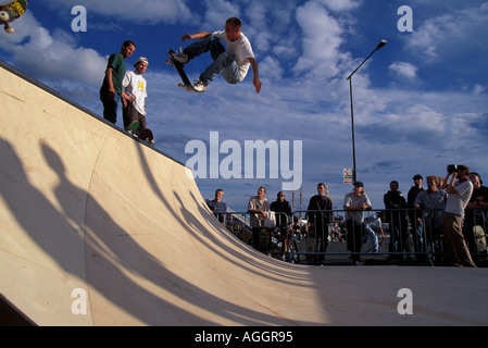 Europa Norvegia Skate boarder sulla rampa lungo Oslo s vicino lungomare di Aker Brygge Foto Stock