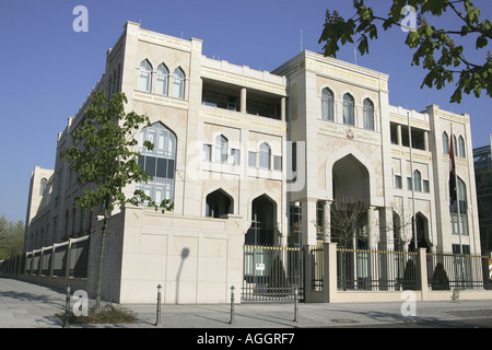 Ambasciata degli Emirati Arabi Uniti, l'edificio in stile Arabo con finestre ad arco e la sua sabbia davanti dà la sensazione di 1 Foto Stock