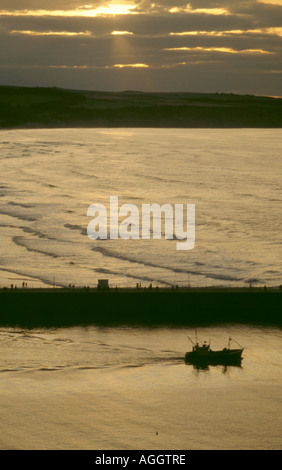 Solitaria barca da pesca di lasciare il porto di Whitby, North Yorkshire, Inghilterra, Regno Unito Foto Stock