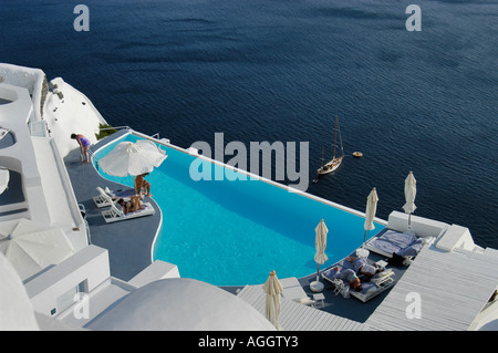 Hotel di lusso con piscina a sfioro e vista oceano, villaggio di Oia - Santorini Island, Grecia Foto Stock