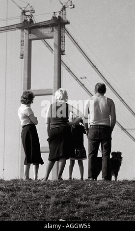 Persone che guardano a sud le torri del ponte Humber durante la costruzione in circa 1980 Foto Stock