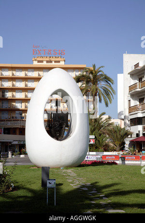 Un monumento di uovo di Colombo, Ibiza, Spagna Foto Stock