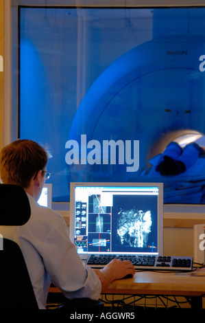 Medico con un imaging a risonanza magnetica (RM) macchina e paziente, Svezia Foto Stock