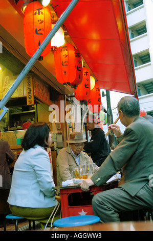 Fast-food o ristorante su backstreet, Ginza, Tokyo, Giappone Foto Stock