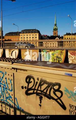 Prospettiva urbana, graffiti sul ponte in ferro, Stoccolma, Svezia Foto Stock