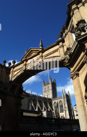 Abbazia di Bath attraverso arco su York Street Bath Regno Unito Foto Stock